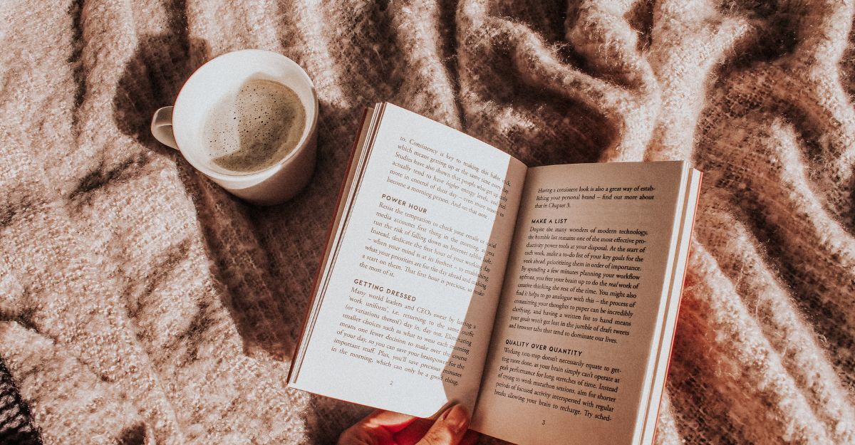 Un libro aperto su un letto