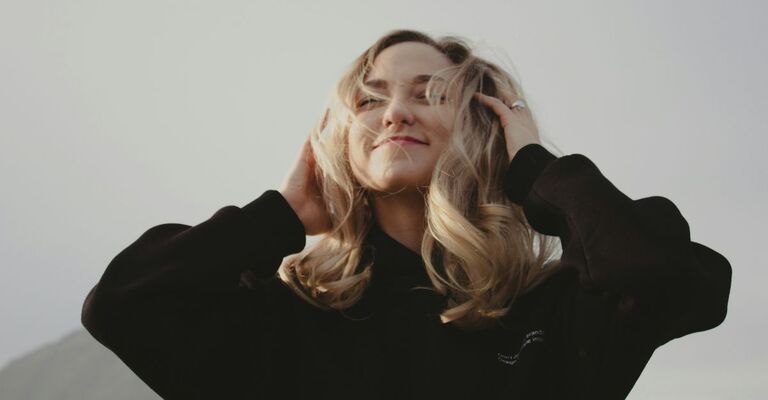 Ragazza contenta sorride