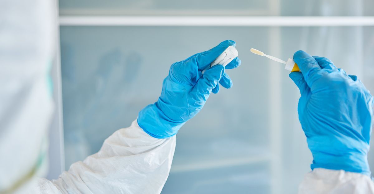 Mani con guanti che effettuano un tampone