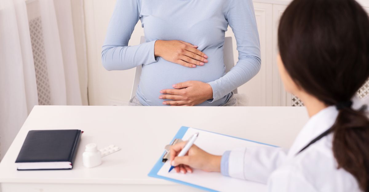 Dottoressa e donna incinta durante un controllo medico