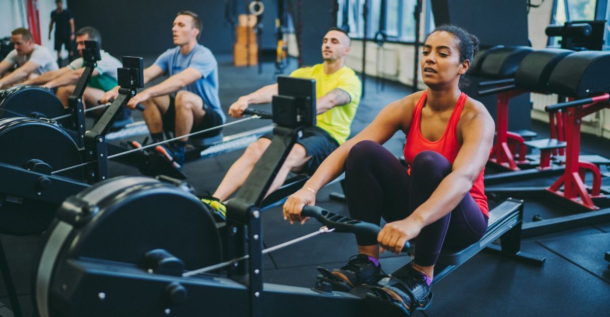 Persone in palestra si allenano col vogatore