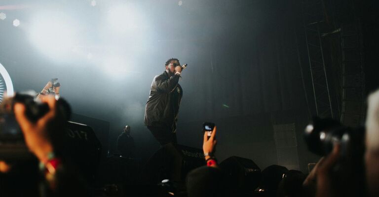 Rapper si esibisce davanti al pubblico durante un concerto