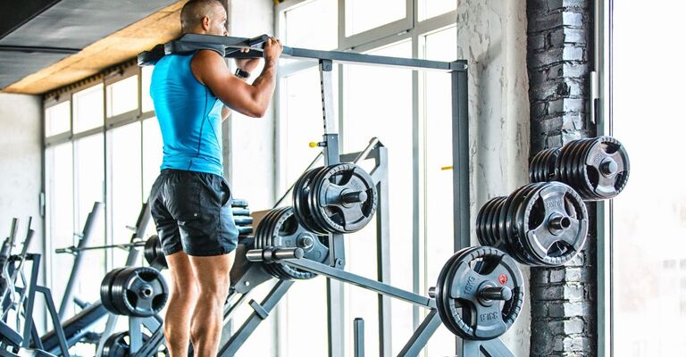 Un ragazzo una la calf machine