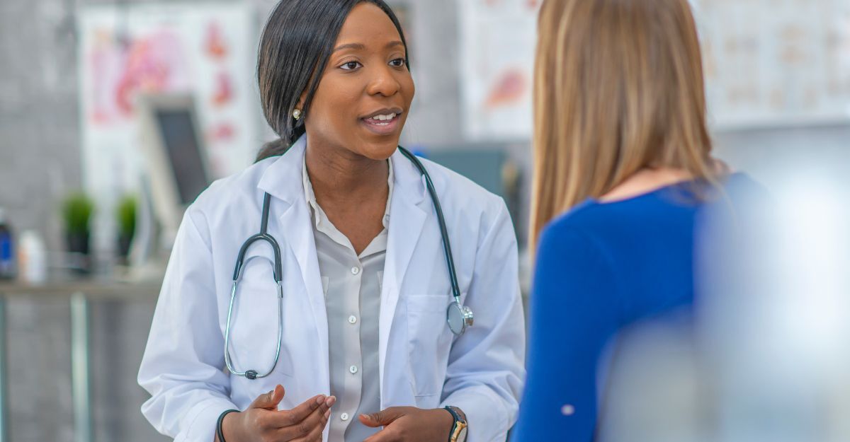 Una donna parla con il medico