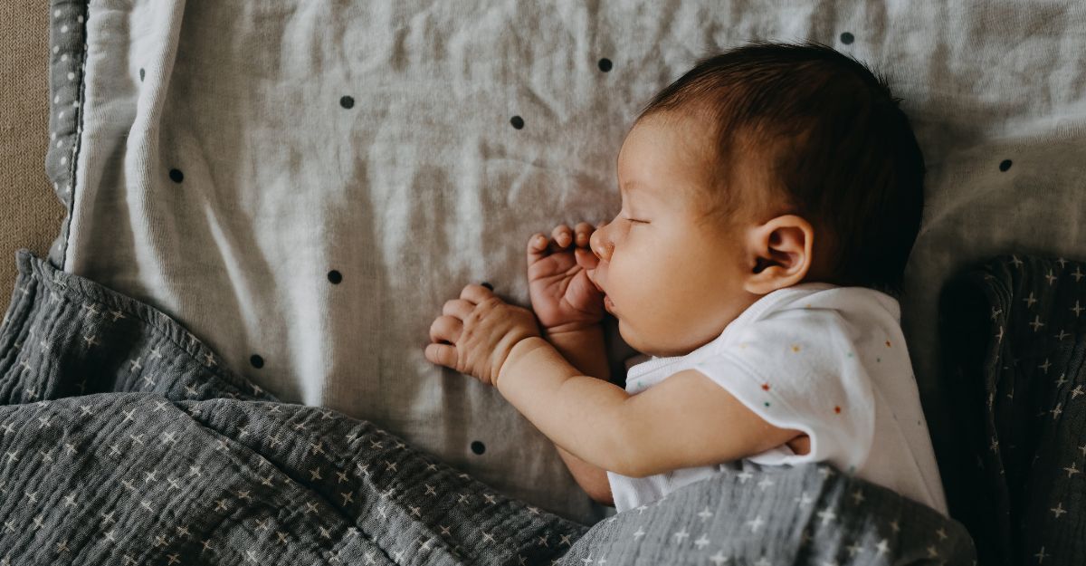 neonato dorme nella culla