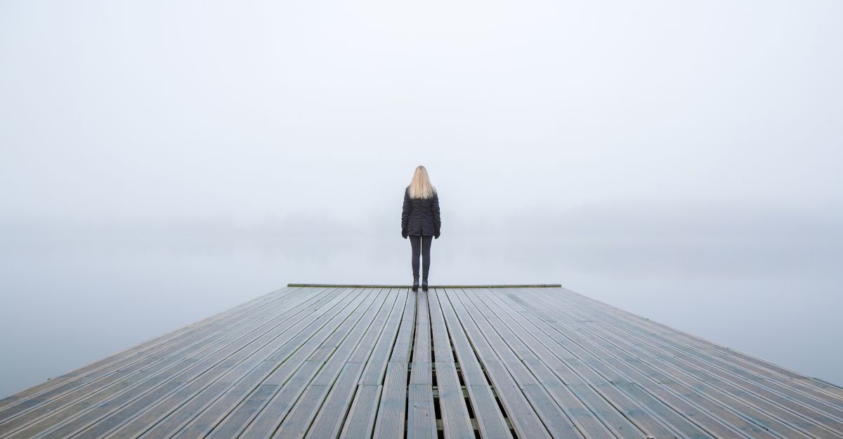 ragazza immersa nella nebbia