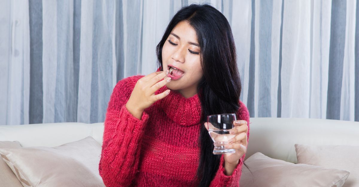 Una donna prendere una medicina bevendo dal bicchiere