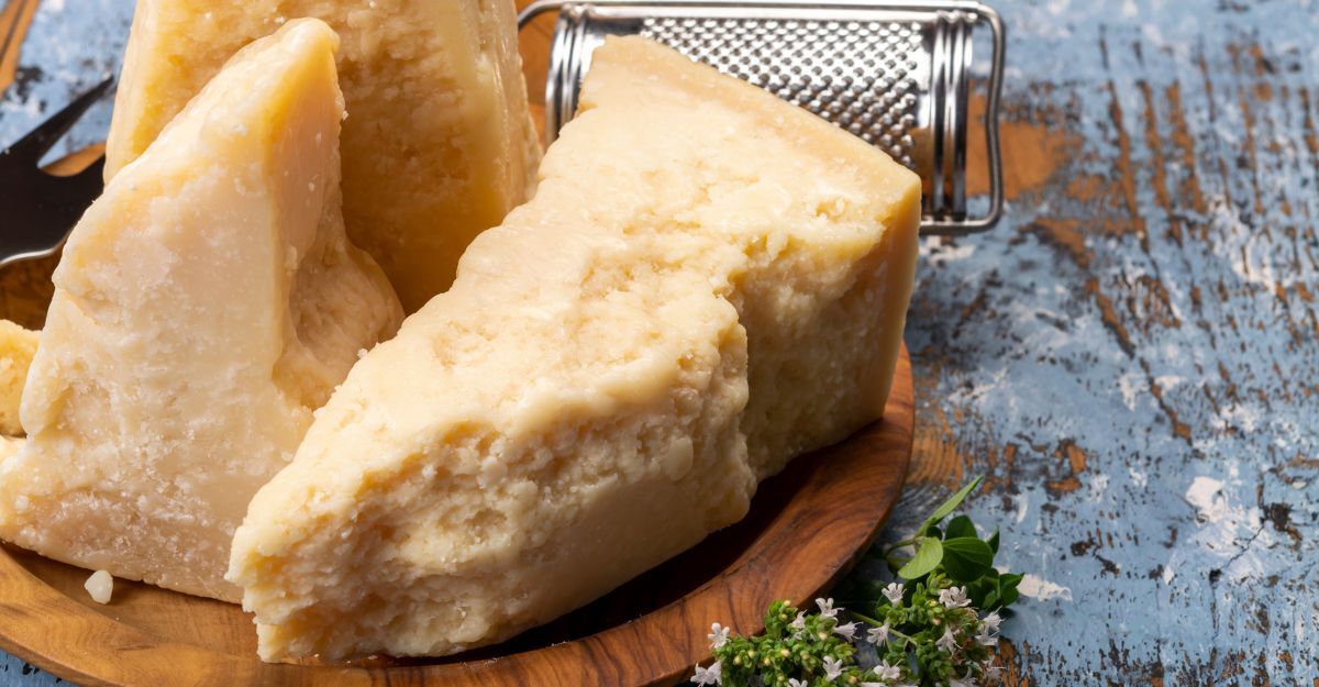 Formaggio stagionato su un tagliere di legno