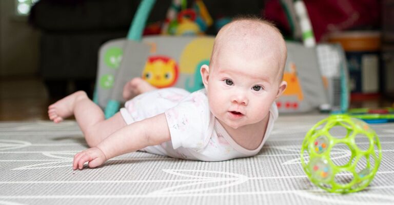 neonato fa tummy time