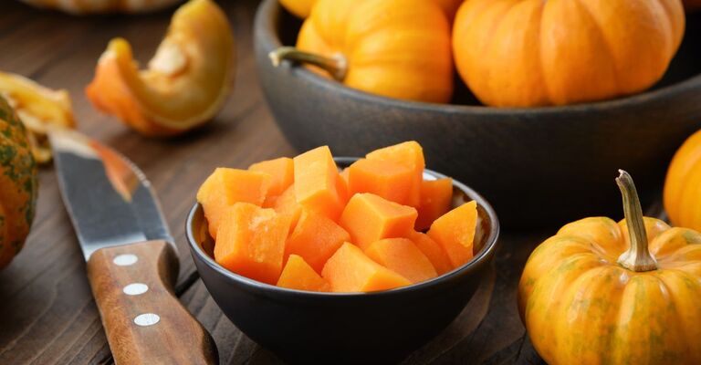 Una zucca tagliata a cubetti