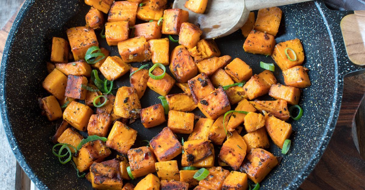 Una zucca tagliata a cubetti in padella