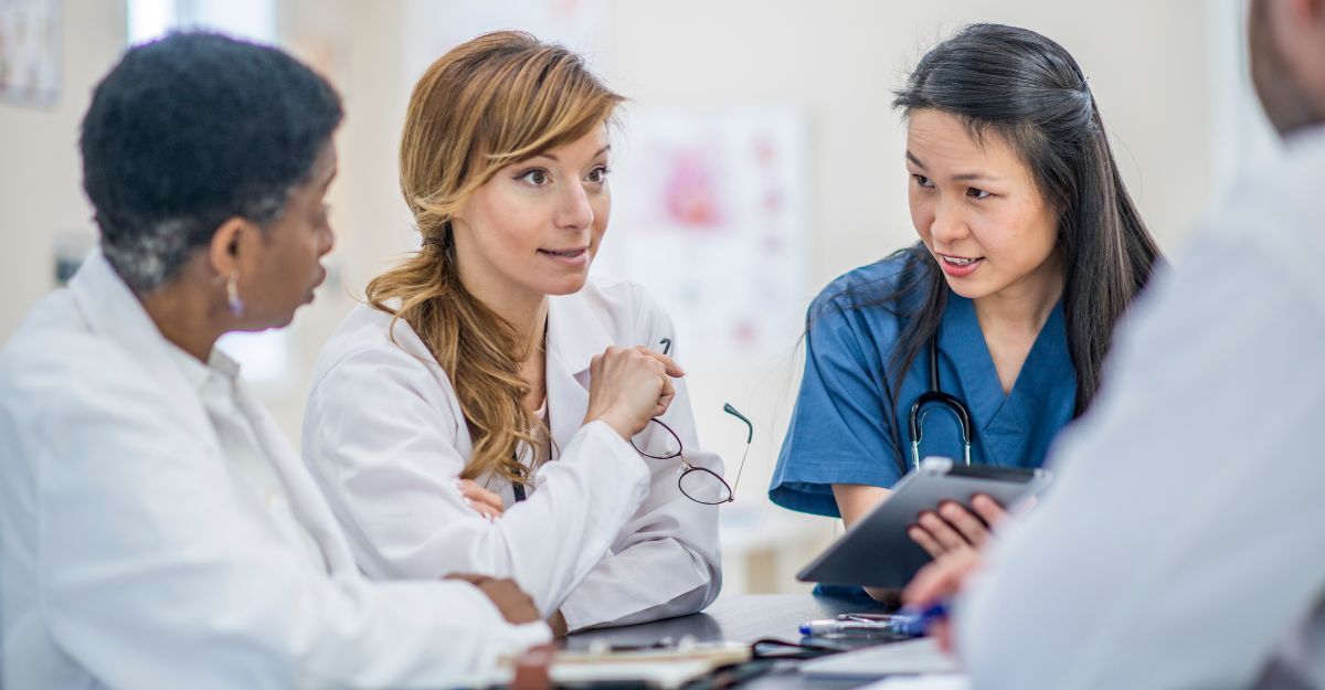 Dottoresse e ricercatrici discutono 