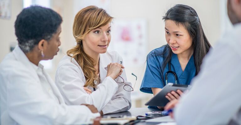 Dottoresse e ricercatrici discutono 