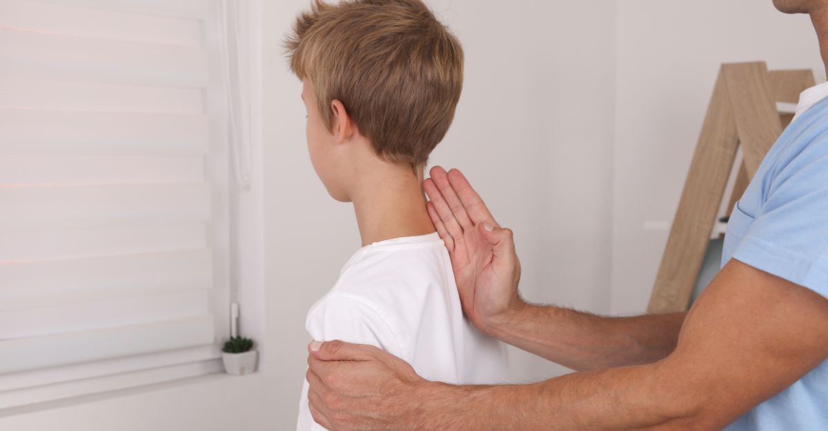 Bambino viene visitato dal fisioterapista