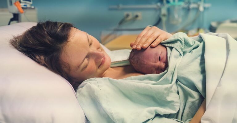 donna ha appena partorito il suo bebè