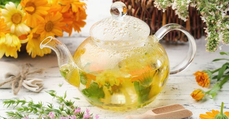 Teiera trasparente contenente un infuso