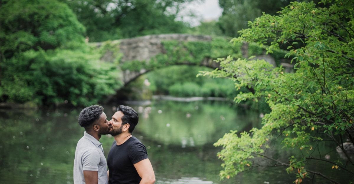 Due uomini si baciano