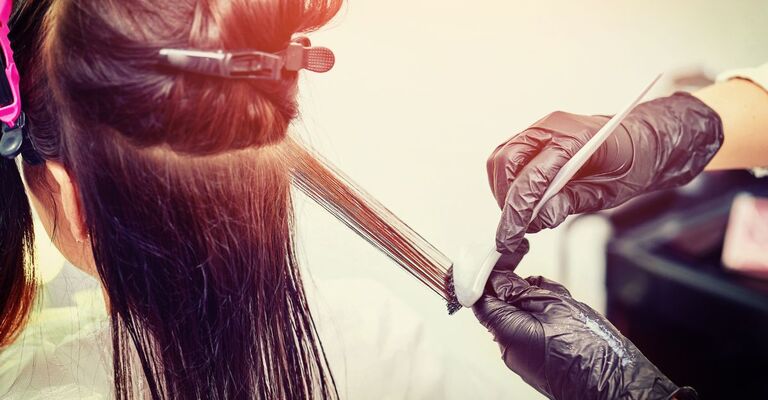 parrucchiere fa la tinta ad un ragazza