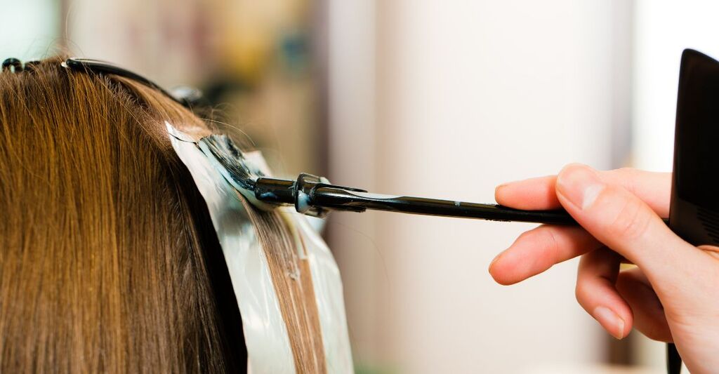 Schiaritura viene applicata su un cliente con pennello e cartine