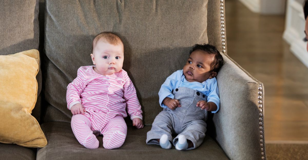Due neonati seduti sul divano