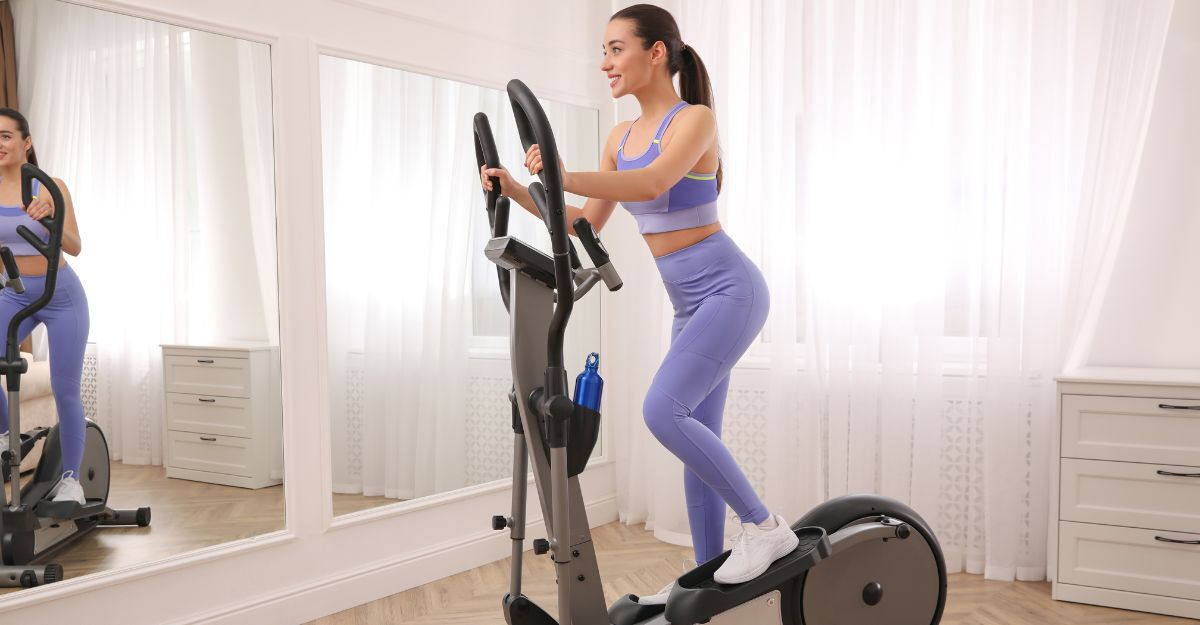 Una ragazza si allena utilizzando la macchina ellittica