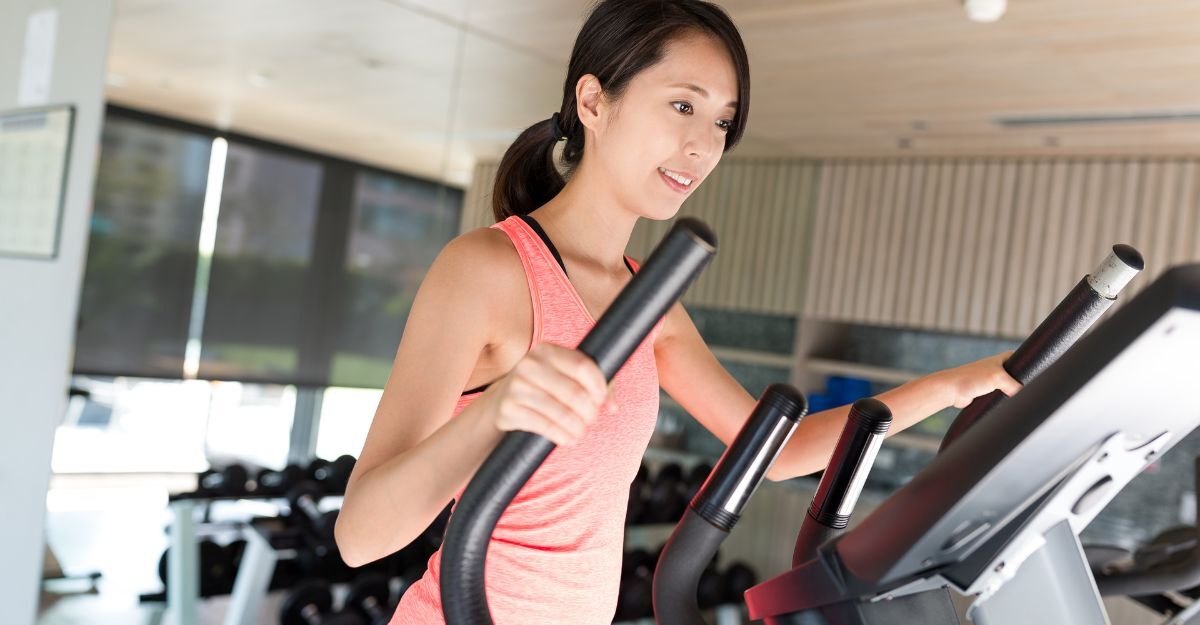 Una ragazza si allena utilizzando la macchina ellittica