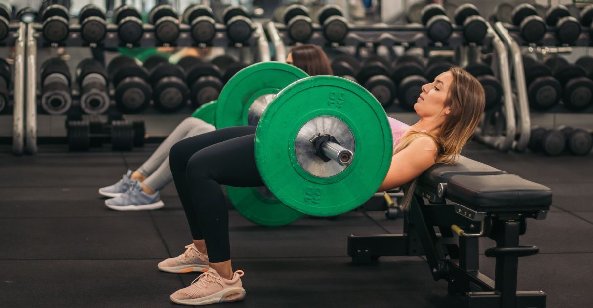 Ragazza esegue un hip thrust in palestra