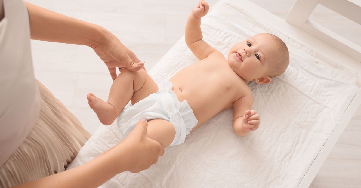 mamma cambia pannolino al bimbo
