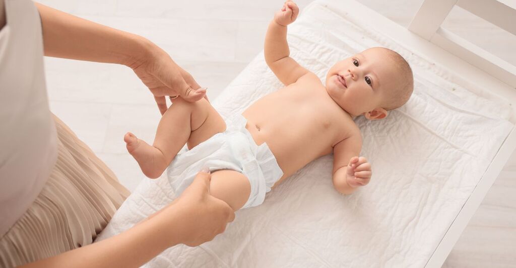 mamma cambia pannolino al bimbo