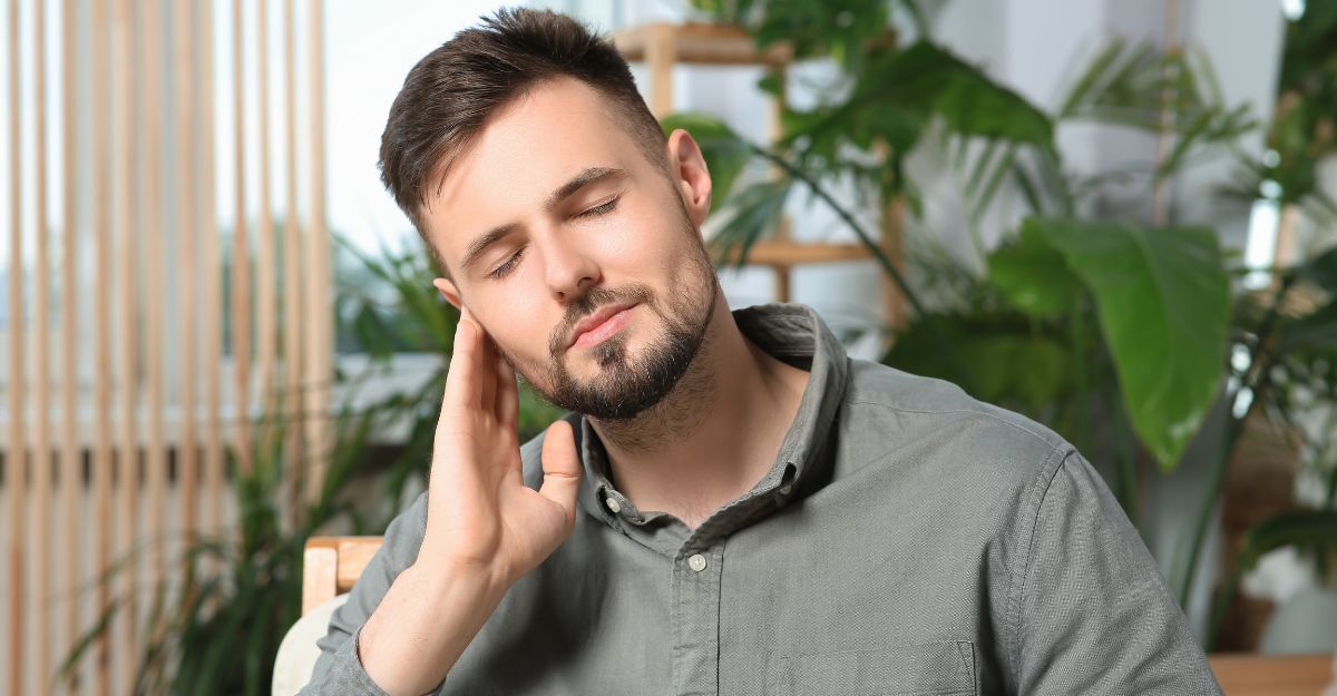 Uomo si tocca una parte della testa dolorante