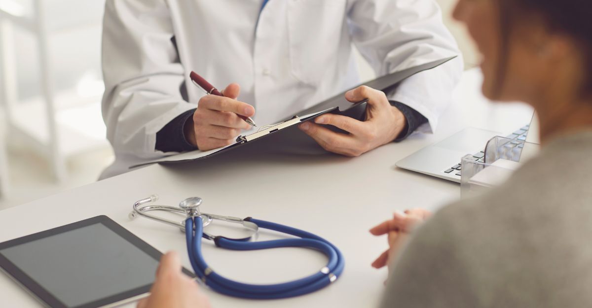 Una donna parla con il medico