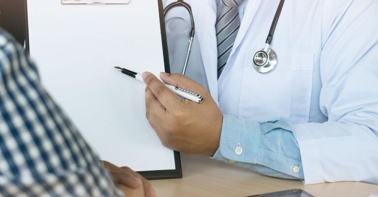 Un medico che parla con un paziente