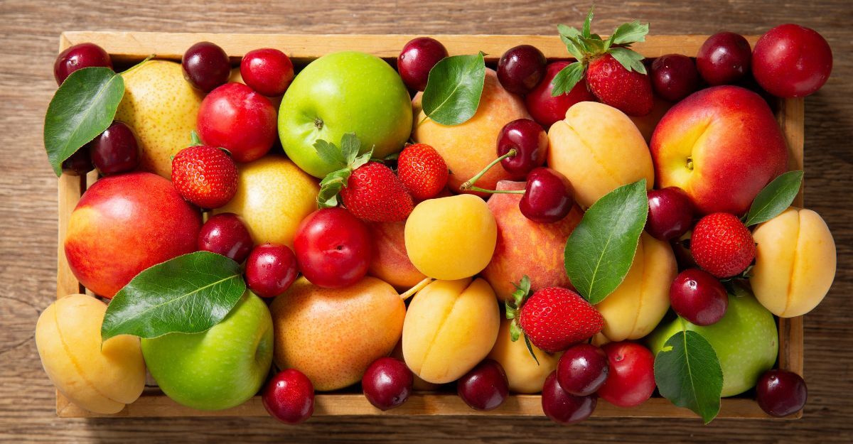 mele fragole albicocche in un cestino