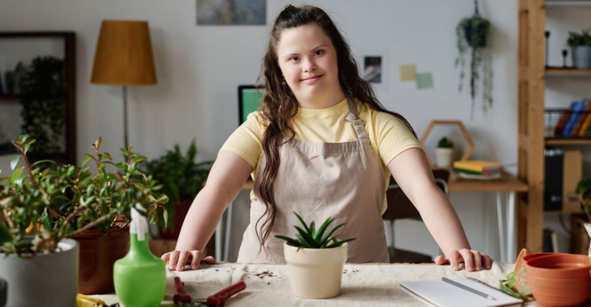 Ragazza con sindrome di Down in un negozio di fiori
