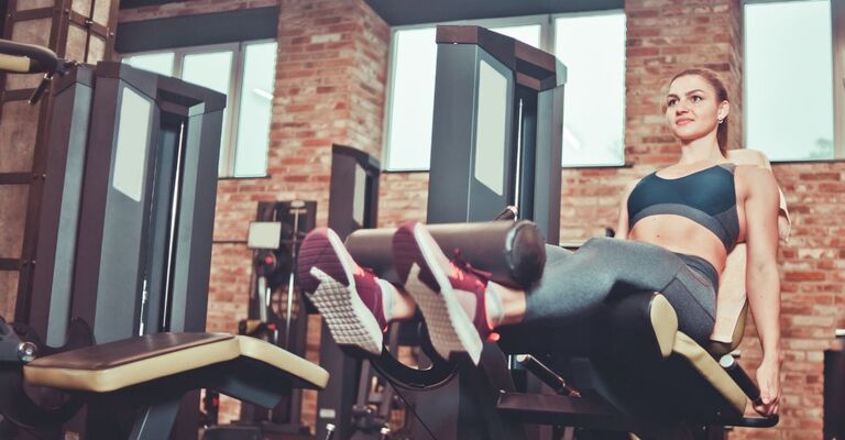 ragazza in palestra fa leg extension