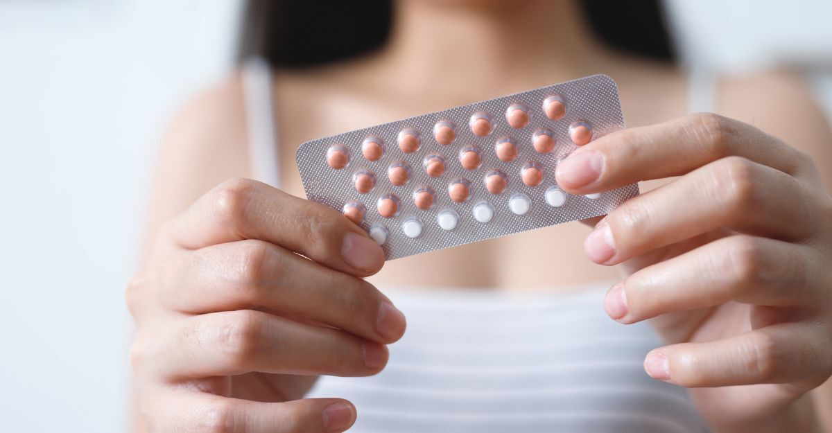 Primo piano su blister di pillola con donna sfocata sullo sfondo