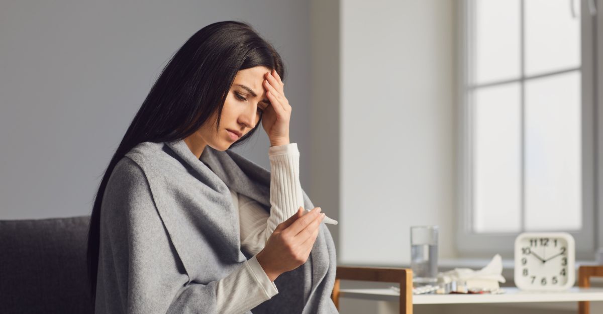 Una donna si prova la febbre