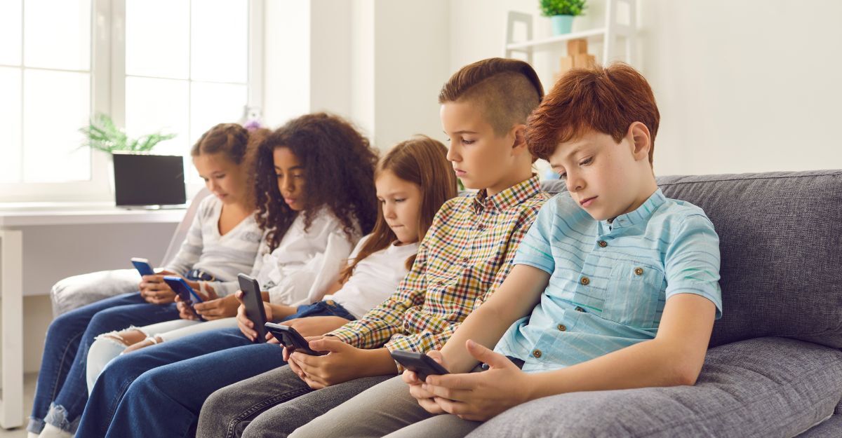 Dei bambini che utilizzato il cellulare