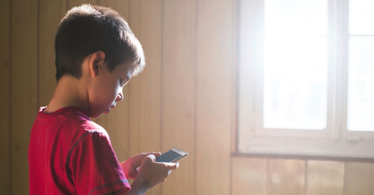 Un bambino che utilizza il cellulare