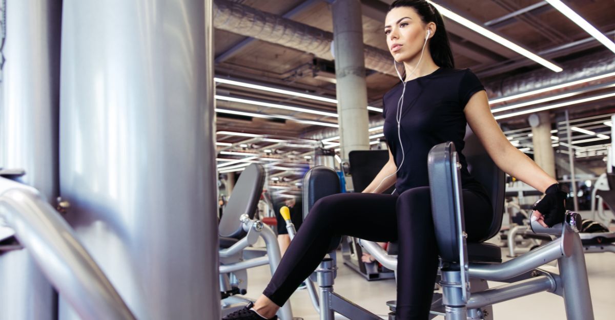 ragazza in palestra fa Adductor Machine