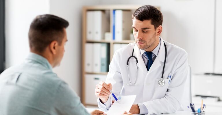 Un ragazzo parla con un chirurgo