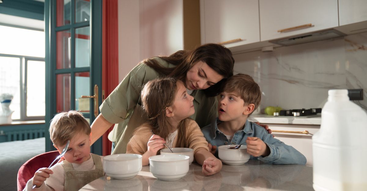 Una madre fa colazione con i  suoi 3 figli