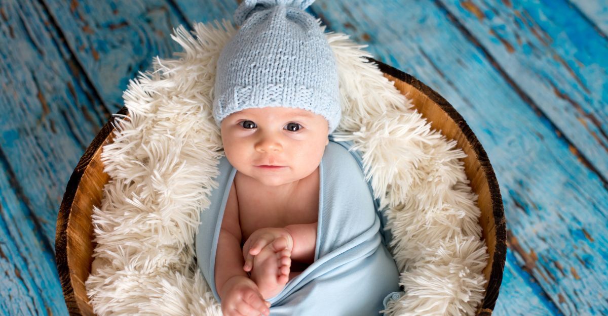 neonato vestito di azzurro