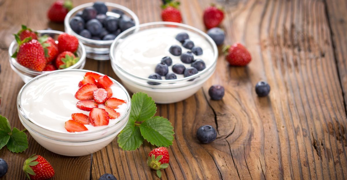 vasetti di yogurt con frutta