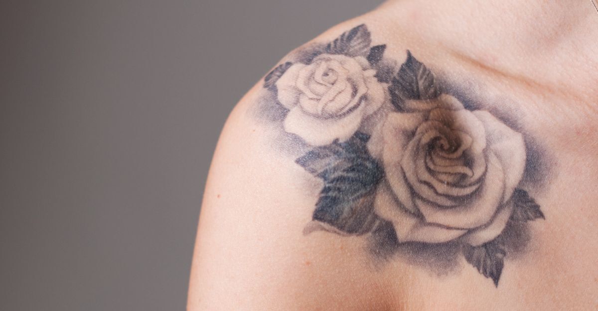 Il tatuaggio di una rosa sulla clavicola