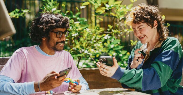 Due ragazzo guardano qualcosa sul telefono