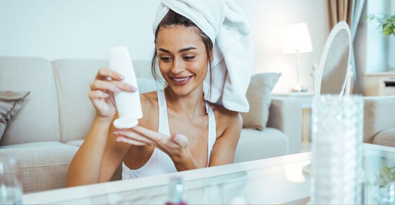 ragazza fa skin care davanti allo specchio