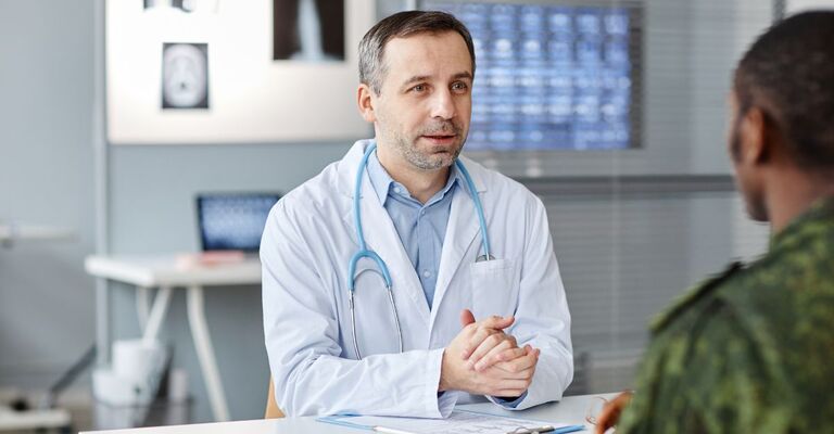 Un uomo parla con il medico