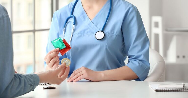 Operatrice sanitaria consegna i preservativi a una persona