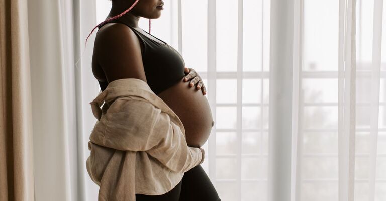 donna-incinta-che-guarda-fuori-dalla-finestra